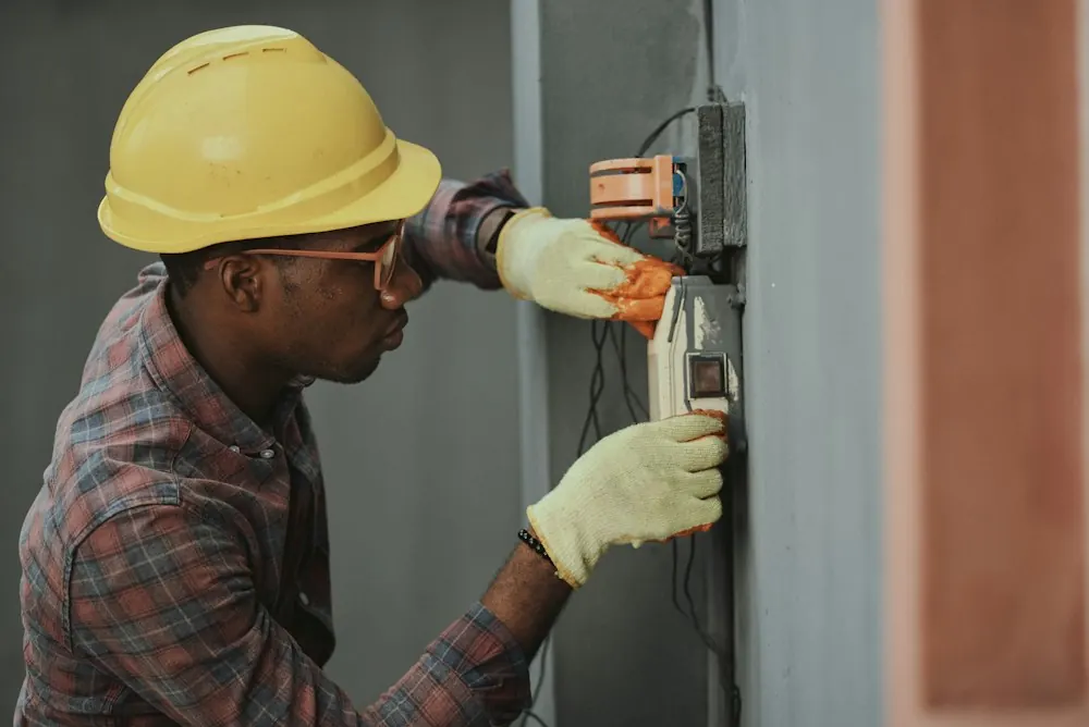 Elektriker mit Schutzhelm bei der Arbeit
