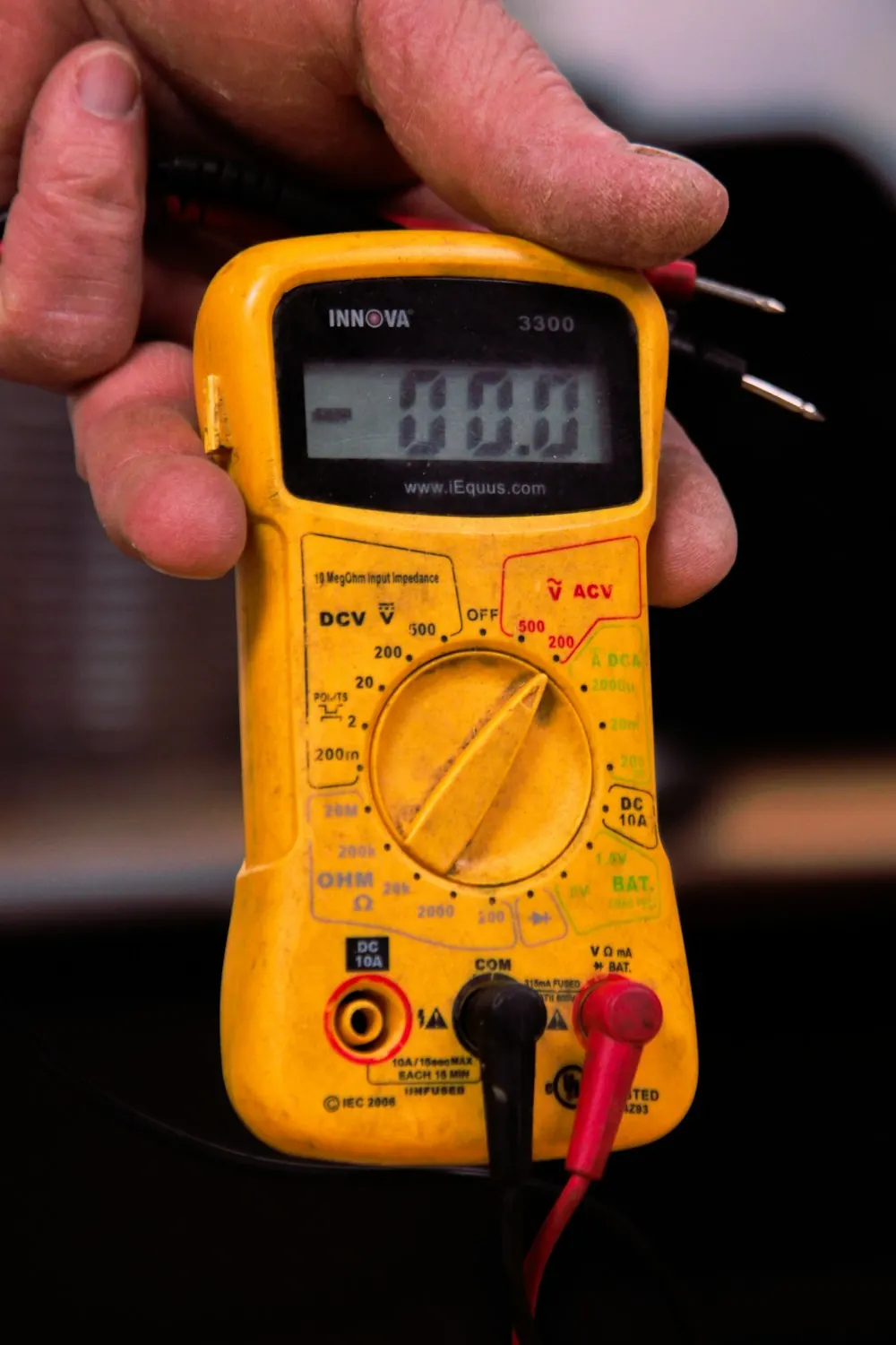 Digitales Multimeter in der Hand